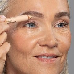 billion dollar brows Duo Brow Highlighter & Concealer Pencil textura cremosa que difumina suavemente