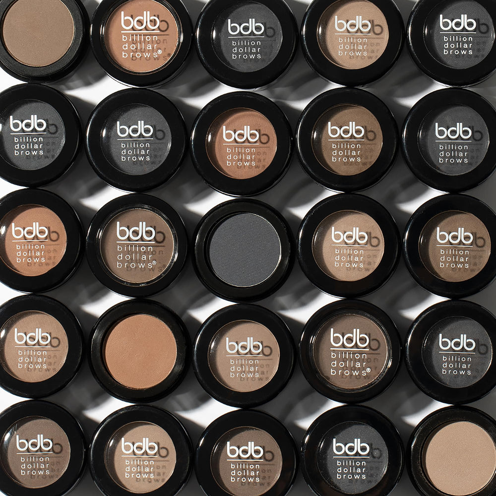 Billion Dollar Brows envase compacto y portátil para retoques rápidos.