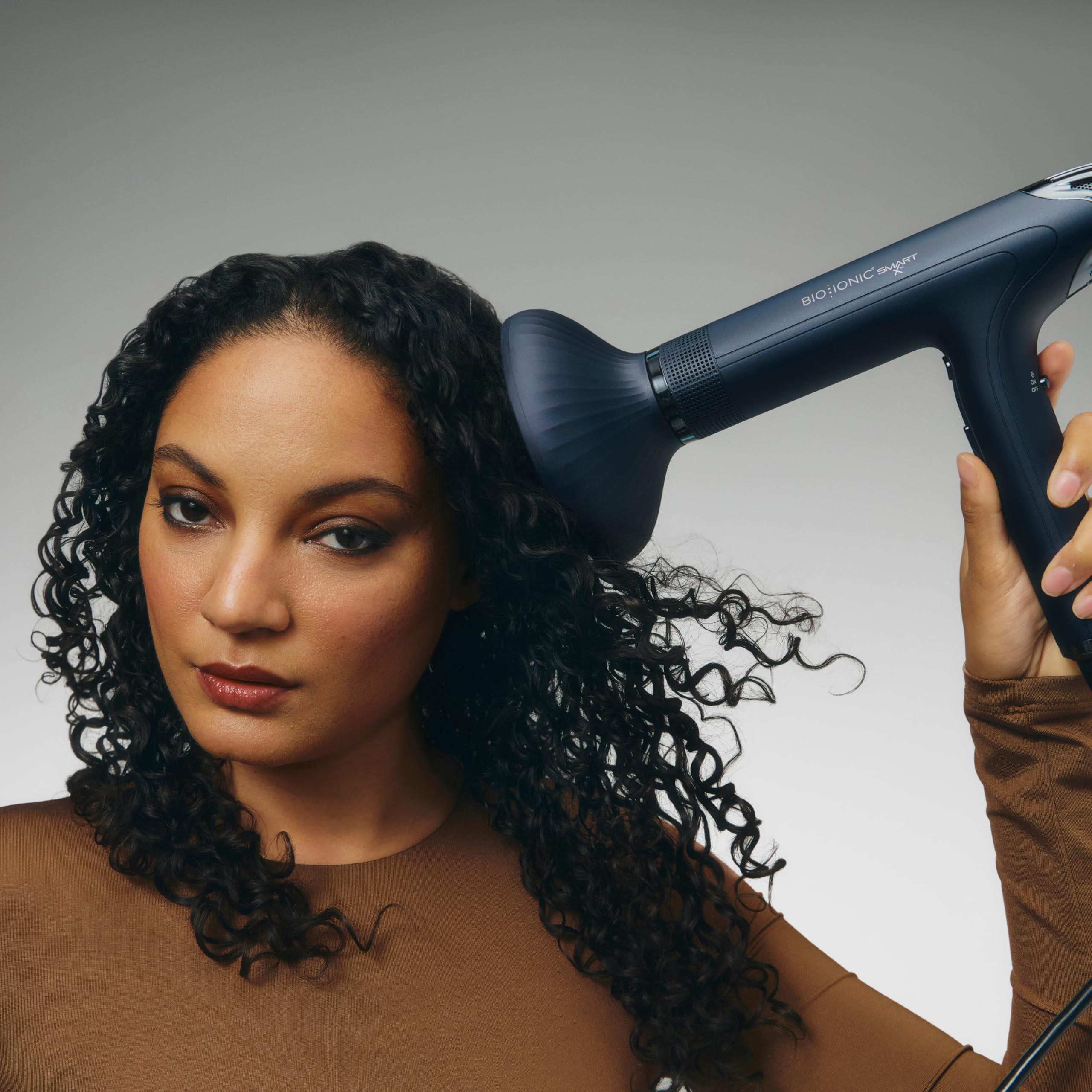 Diffuser evenly lifts and shapes natural texture for curls and waves.