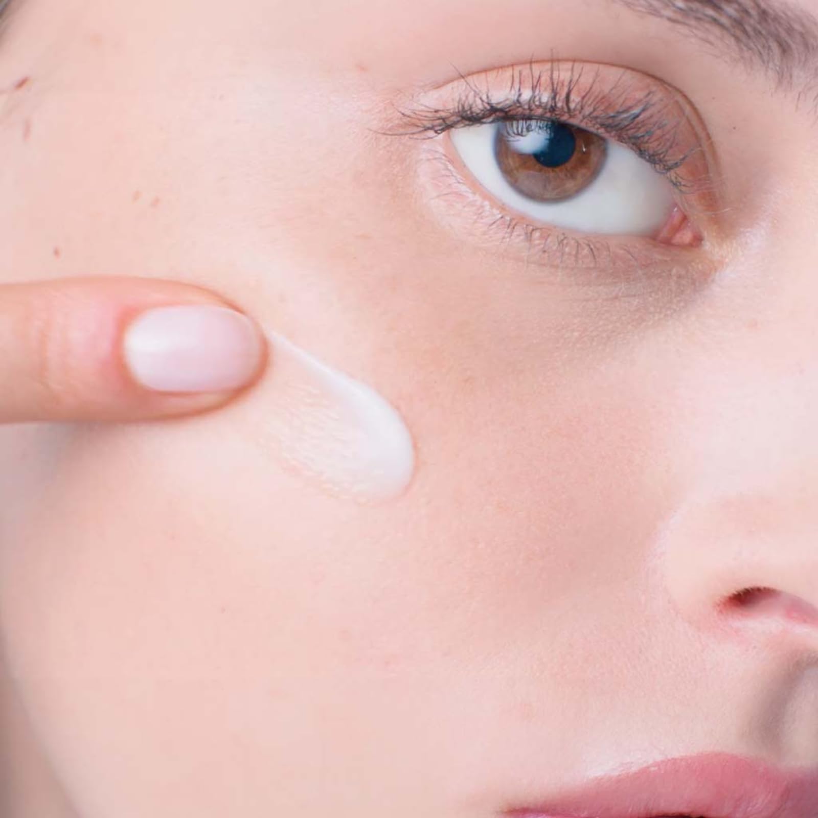 Close-up of hydrated skin texture with Bioderma Hydrabio Gel-Cream.