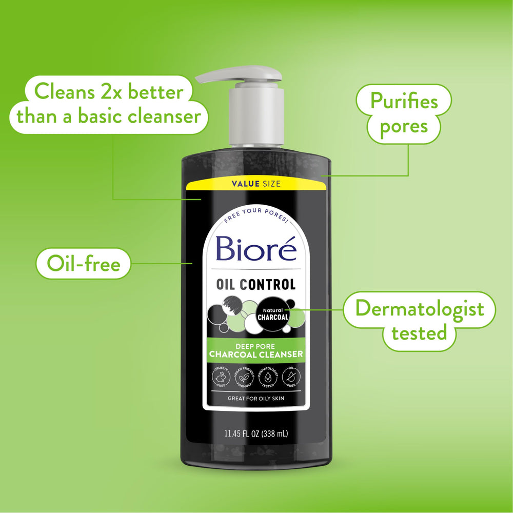 Aplicación diaria de Biore Deep Pore Charcoal sobre la piel.