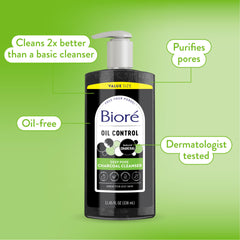 Aplicación diaria de Biore Deep Pore Charcoal sobre la piel.