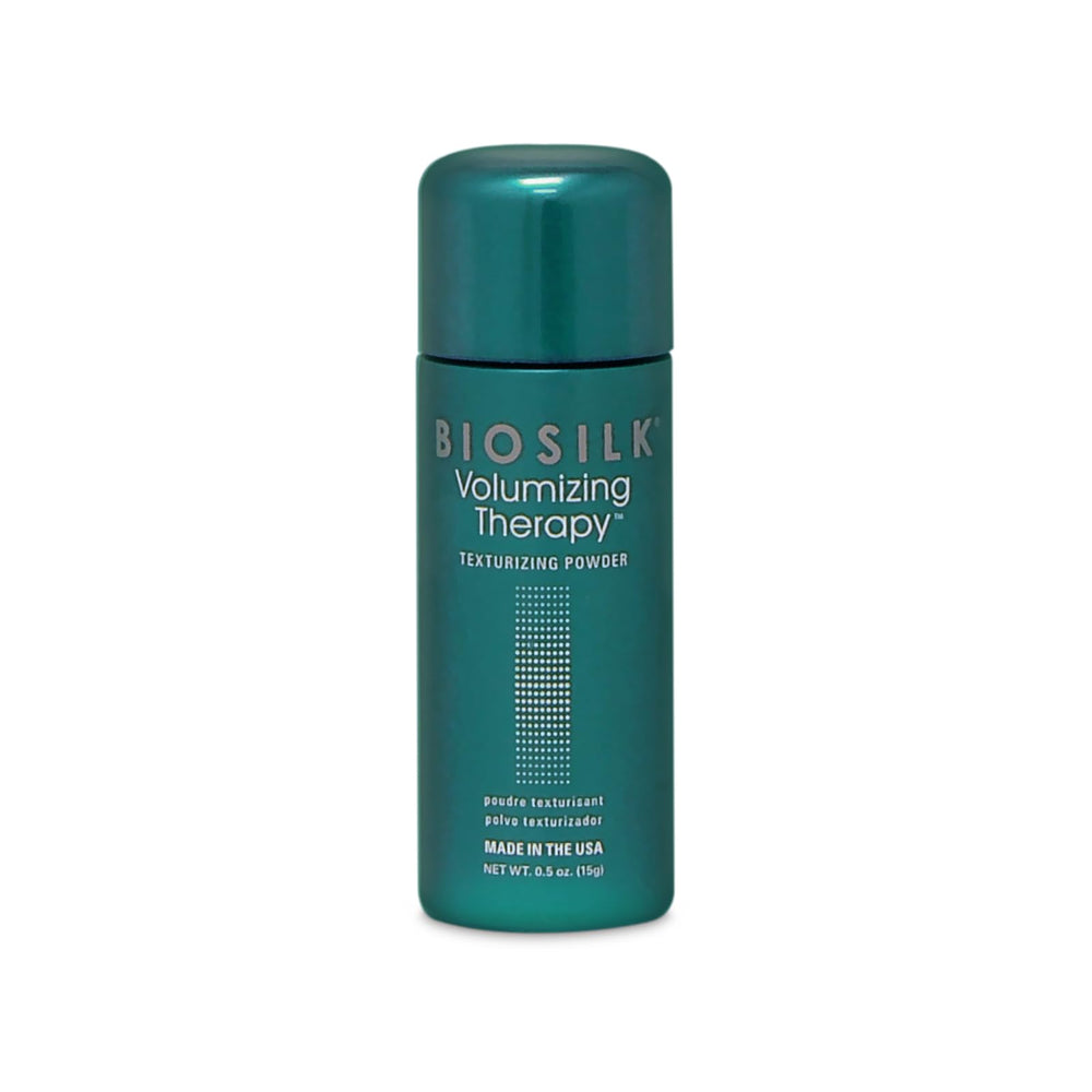 BioSilk Volumizing Therapy Texturizing Powder en la raíz para levantar volumen de forma ligera.