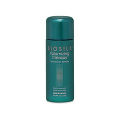 BioSilk Volumizing Therapy Texturizing Powder en la raíz para levantar volumen de forma ligera.