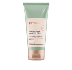 Biossance crema de manos con embalaje eco, práctica y sostenible.