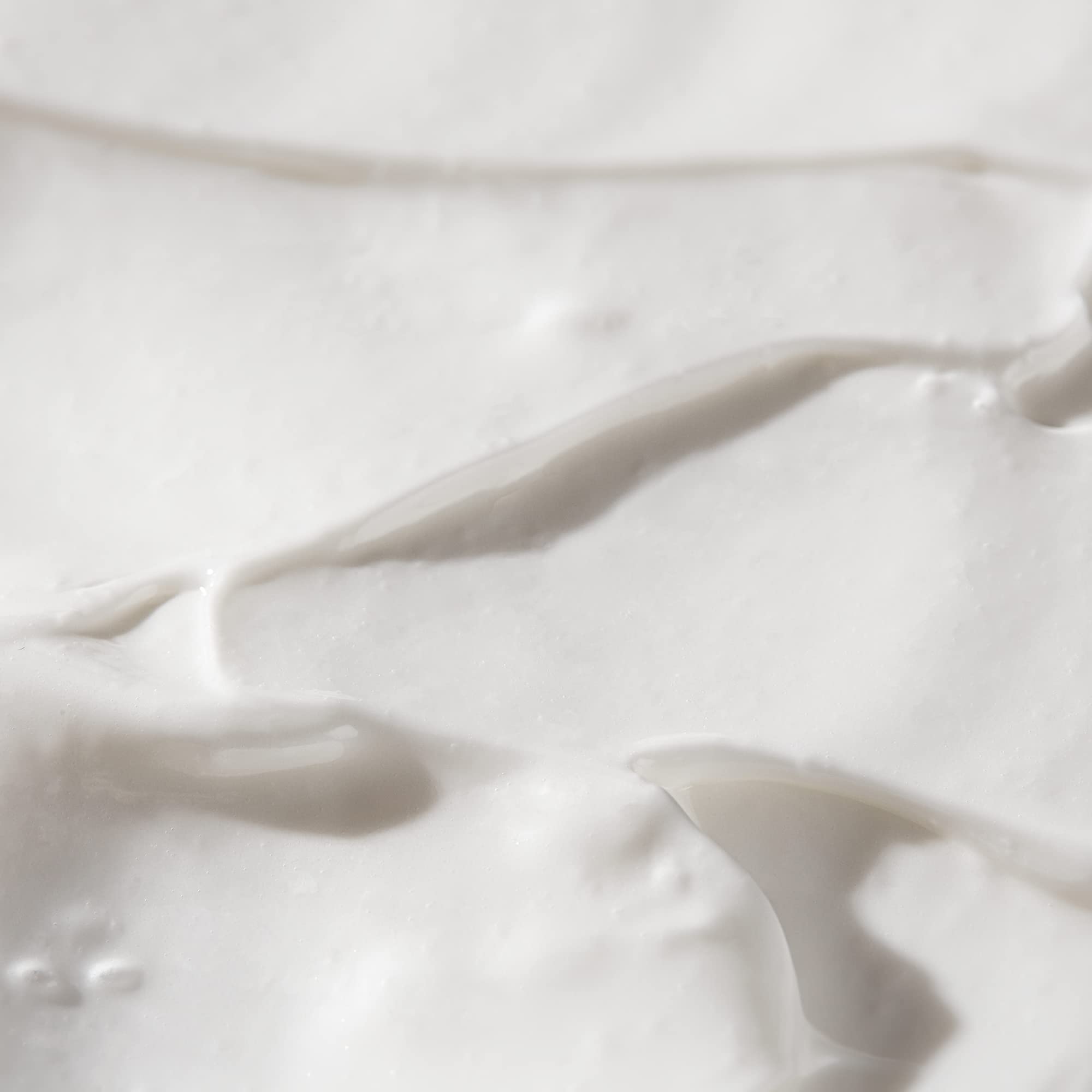 BIOSSANCE Neck and décolleté application closeup hints extended facial care.