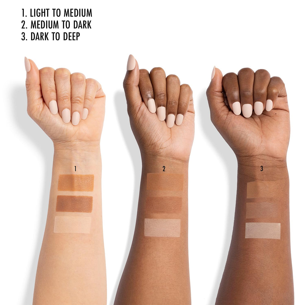 Black Radiance True Complexion Polvo Suelto Honeymoon aplica en el rostro para fijar bases.