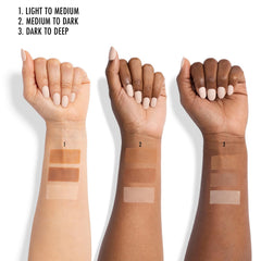 Black Radiance True Complexion Polvo Suelto Honeymoon aplica en el rostro para fijar bases.