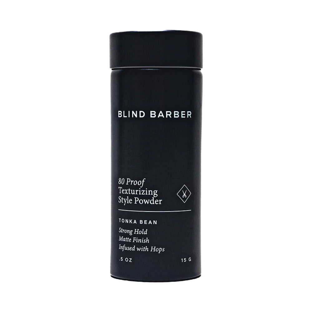 Blind Barber 80 Proof Powder sobre la botella para volumen ligero y acabado mate
