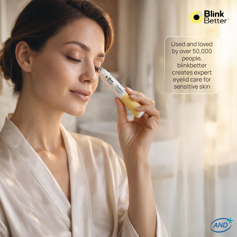 BlinkBetter CicaRoller se usa bajo maquillaje para un acabado suave.