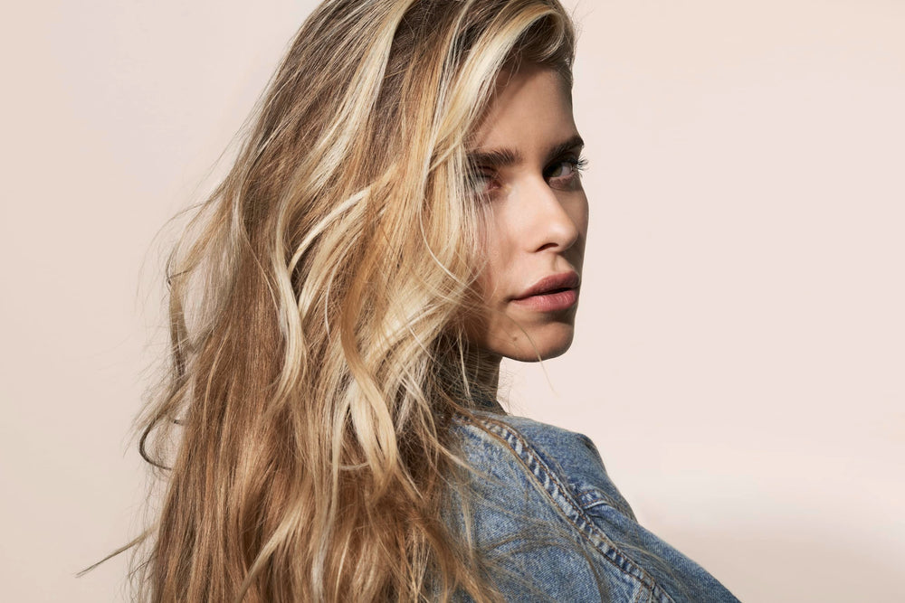 Dry blonde hair texture before treatment with BlondMe Bond Repair Nourishing Shampoo