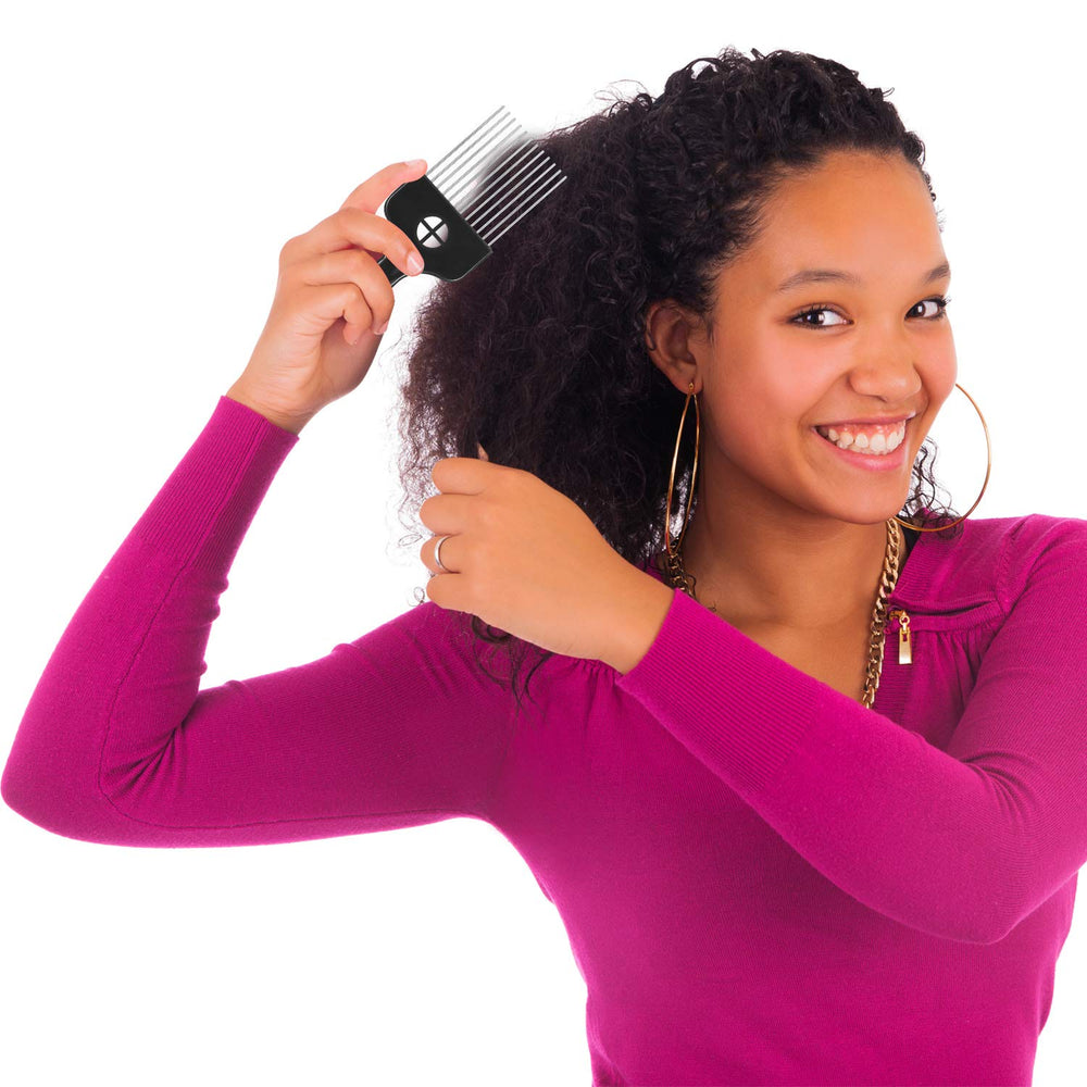 Boao hair styling tool in action detangles curls with ease.