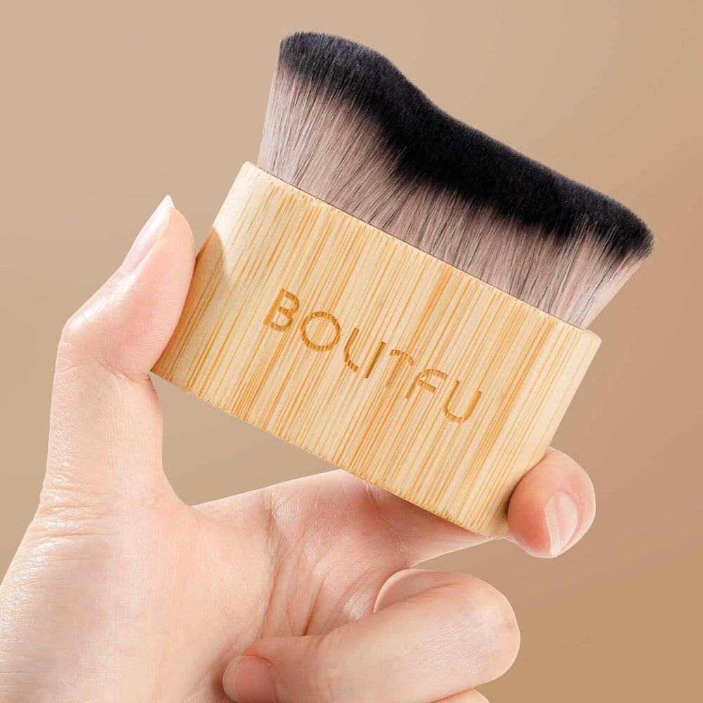 Brocha ultrasuave BOLITFU distribuye el bronceador sin manchas.