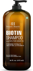 Botanic Hearth Biotin Shampoo en estante de baño para uso diario.