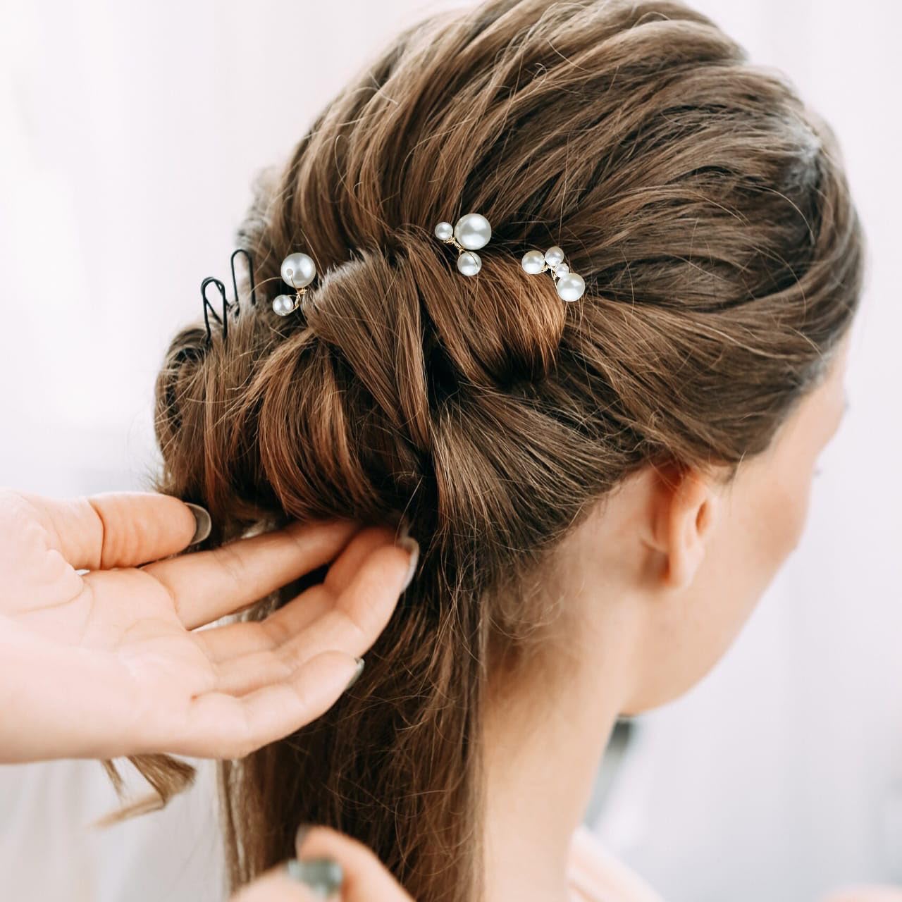 Pin para cabello BOYIVI con perlas doradas, detalle artesanal.
