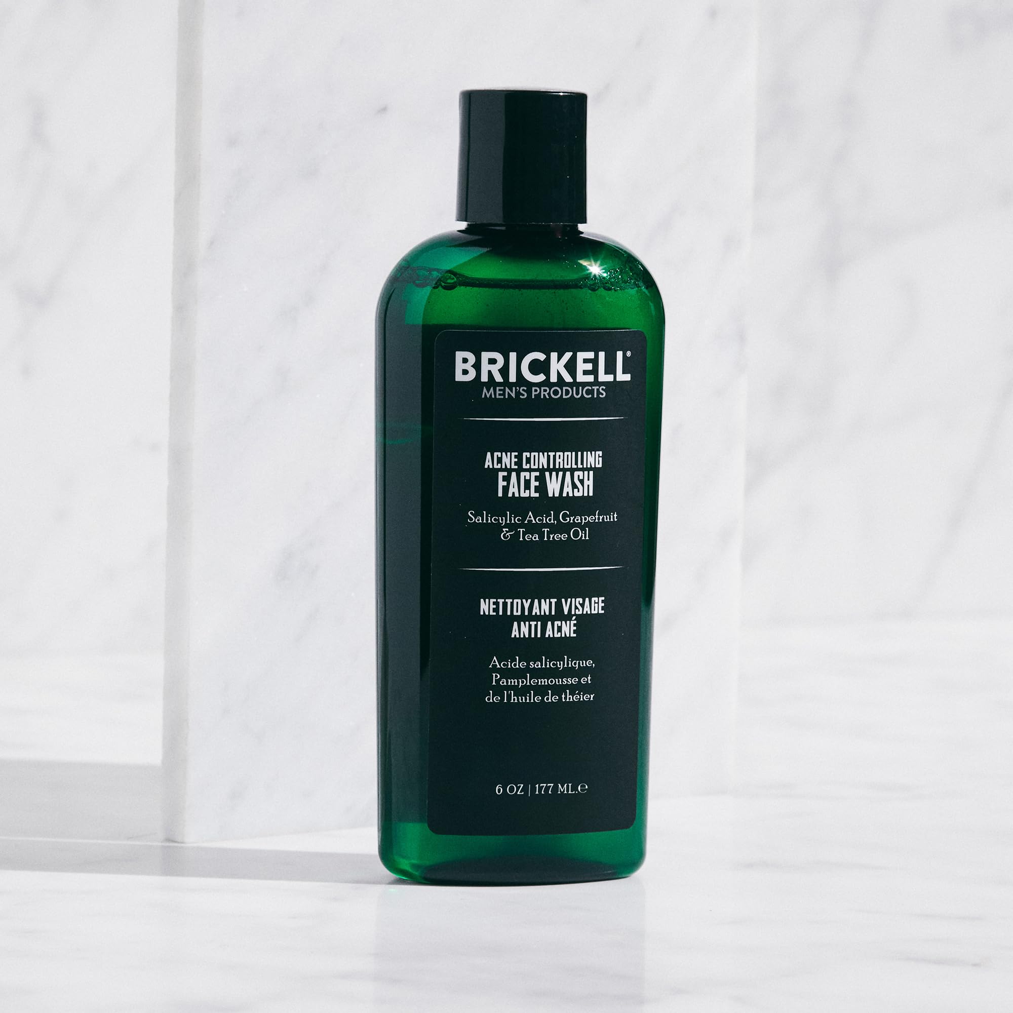Brickell Limpiador Acne Ingredientes Clave: 2% ácido salicílico para poros limpios.