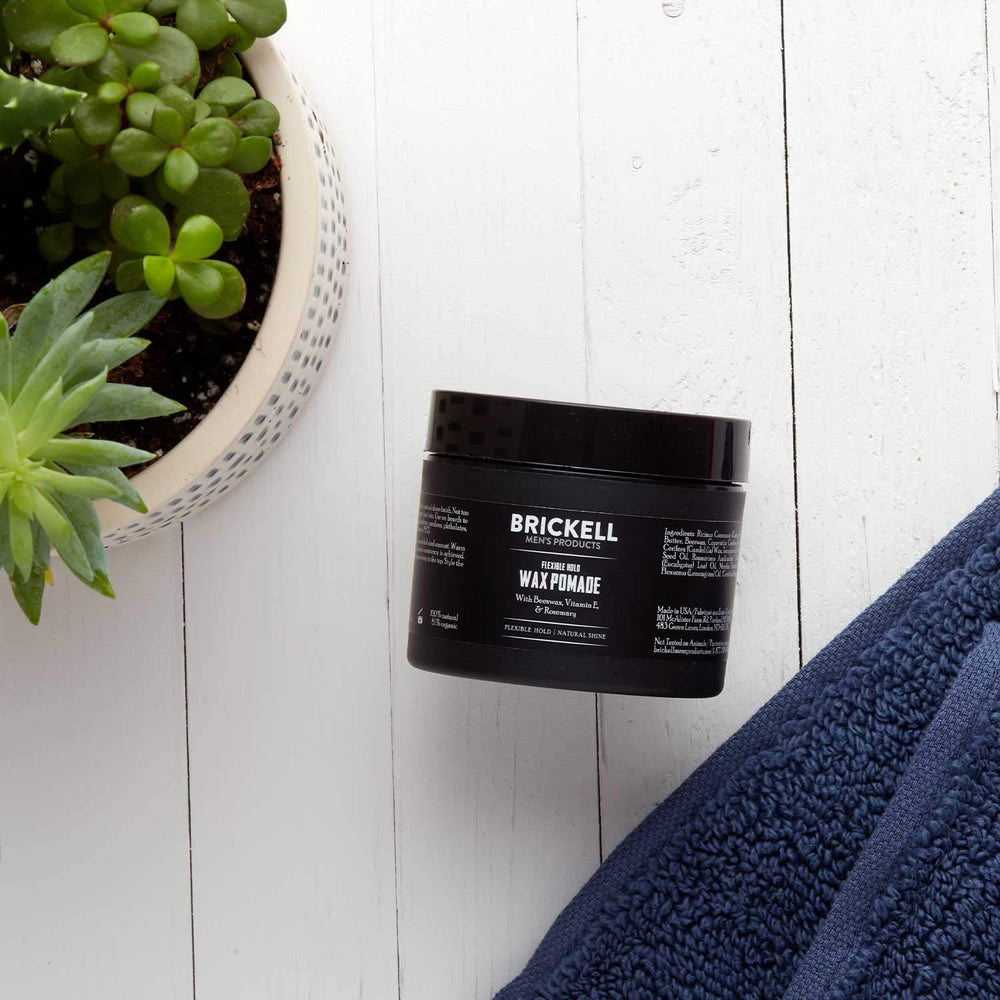 Brickell Pomada Flexible, brillo natural que realza el aspecto sin aspecto grasoso.