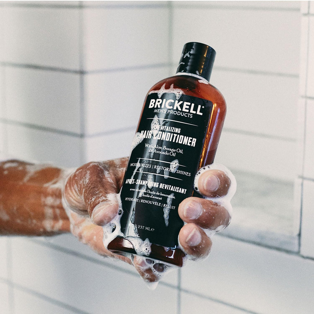 Brickell acondicionador revitalizante, etiqueta de ingredientes naturales para cuidado capilar.