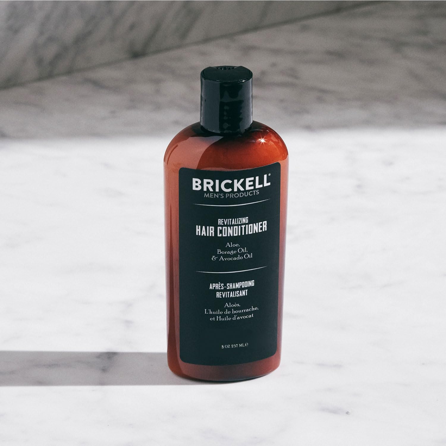 Brickell acondicionador revitalizante, textura cremosa para cabello suave y manejable.