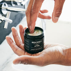 Brickell Renewing Face Scrub, aplicación previa al afeitado para rasurado más preciso.