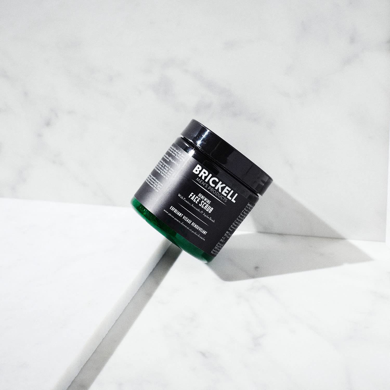 Brickell Renewing Face Scrub, aplicación suave para preparar la piel antes del afeitado.