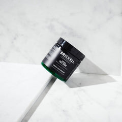 Brickell Renewing Face Scrub, aplicación suave para preparar la piel antes del afeitado.