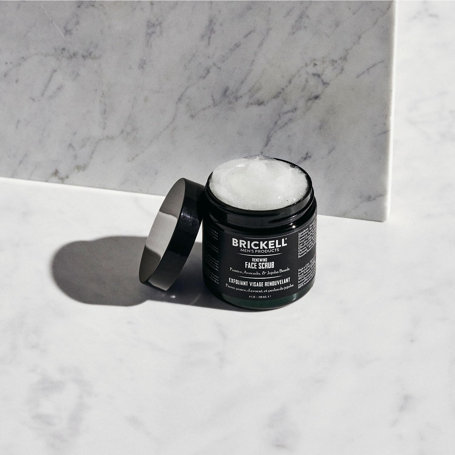 Brickell Renewing Face Scrub, etiqueta y fragancia para experiencia sensorial masculina.