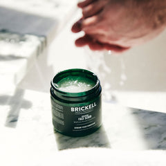 Brickell exfoliante facial con gránulos naturales para poros más limpios.
