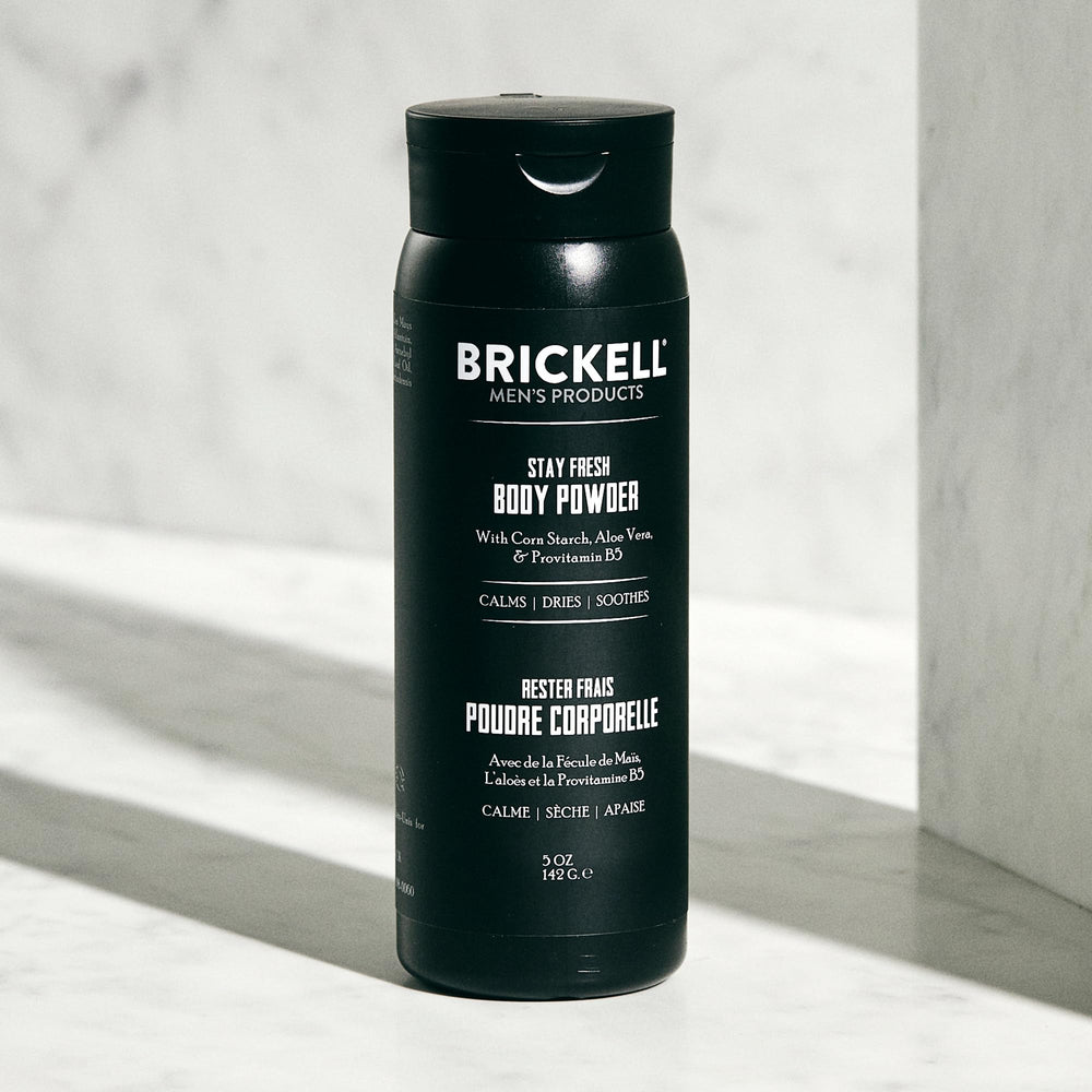 Brickell Stay Fresh Body Powder, aplicación suave para mantener la piel seca tras el entrenamiento.