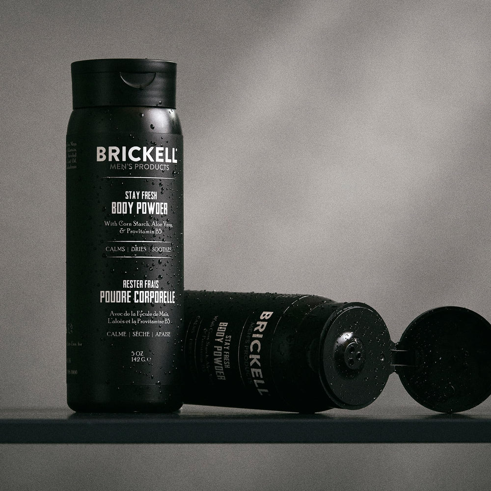Textura fina de Brickell Stay Fresh Body Powder para absorción rápida.