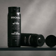 Textura fina de Brickell Stay Fresh Body Powder para absorción rápida.