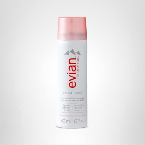 Niebla ligera de Evian en palma de la mano, sensación fresca y limpia.