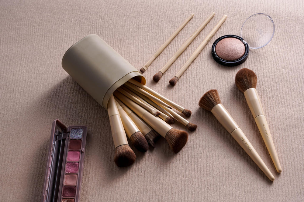 BS-MALL ergonomic handle makeup brush enhances control and precision.
