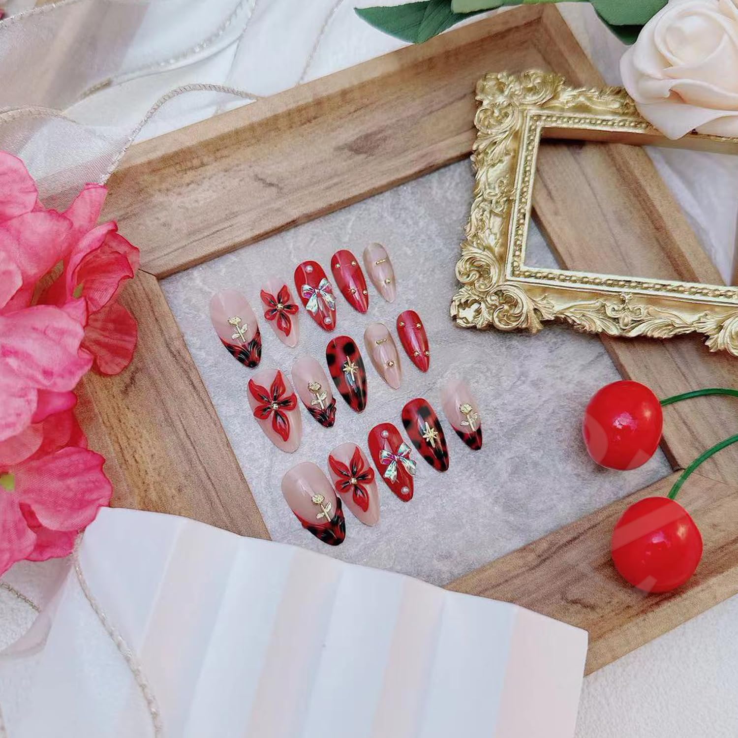BSBTBZ detalles dorados con flores, combina con vestuario elegante.