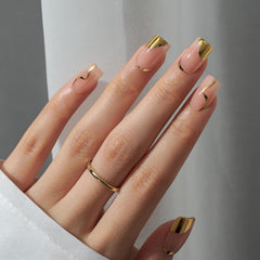 BTArtbox detalle oro foil en uñas, brillo lujoso para looks nocturnos.