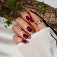 Uñas plum rojo squoval, resistencia diaria gracias al gel de construcción.