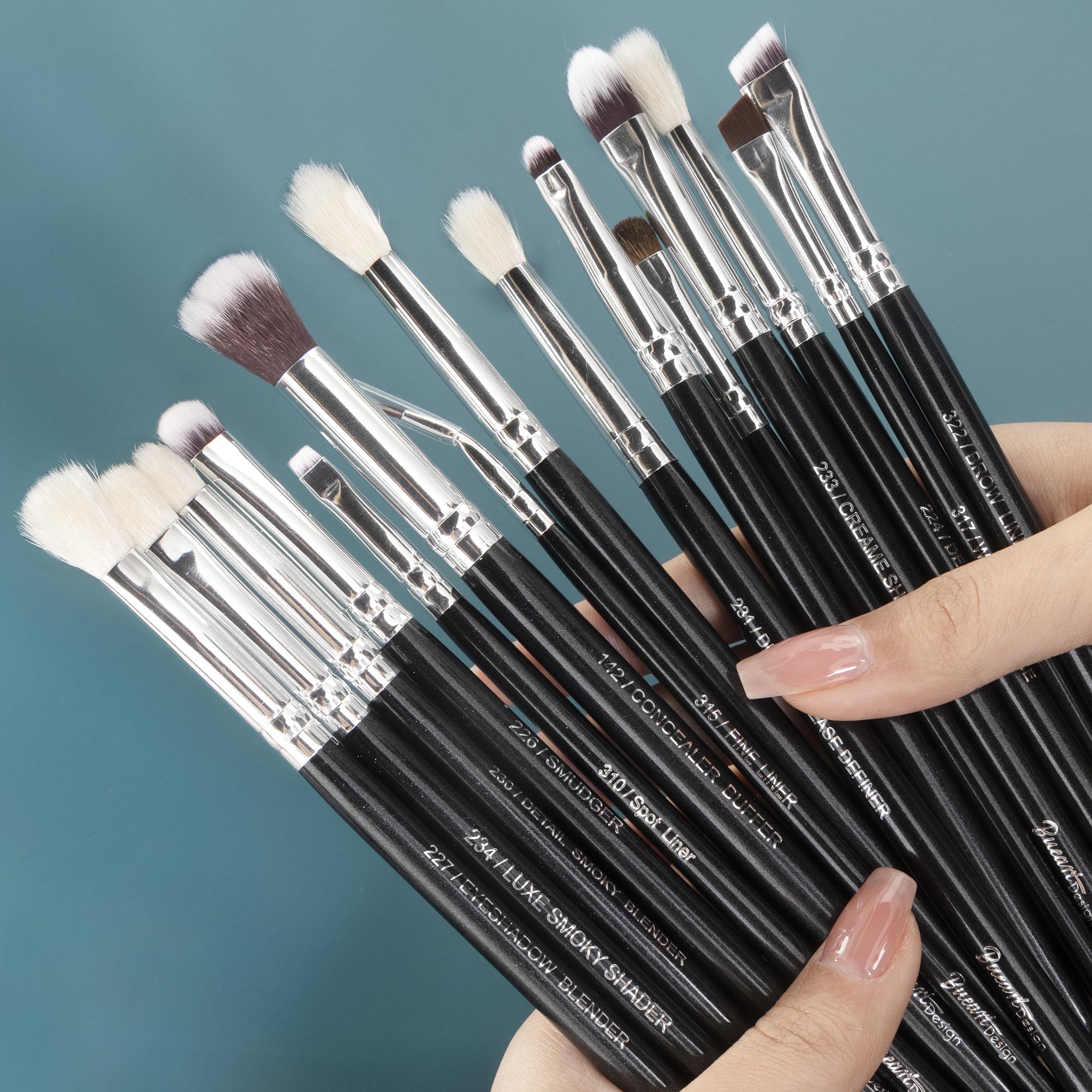 Bueart Design synthetic eyeshadow brush, ideal for cream and liquid formulas