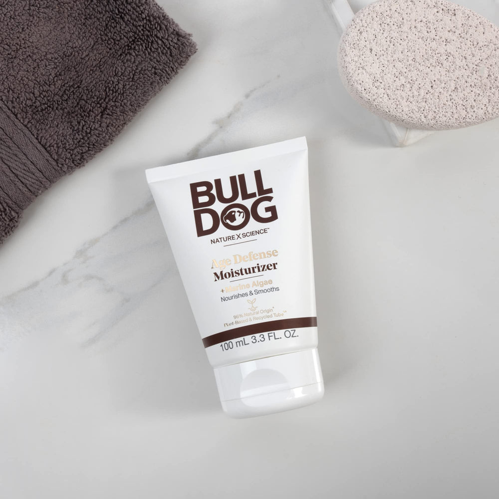 Aplicación diaria de Bulldog defensa anti-edad en la rutina matutina.