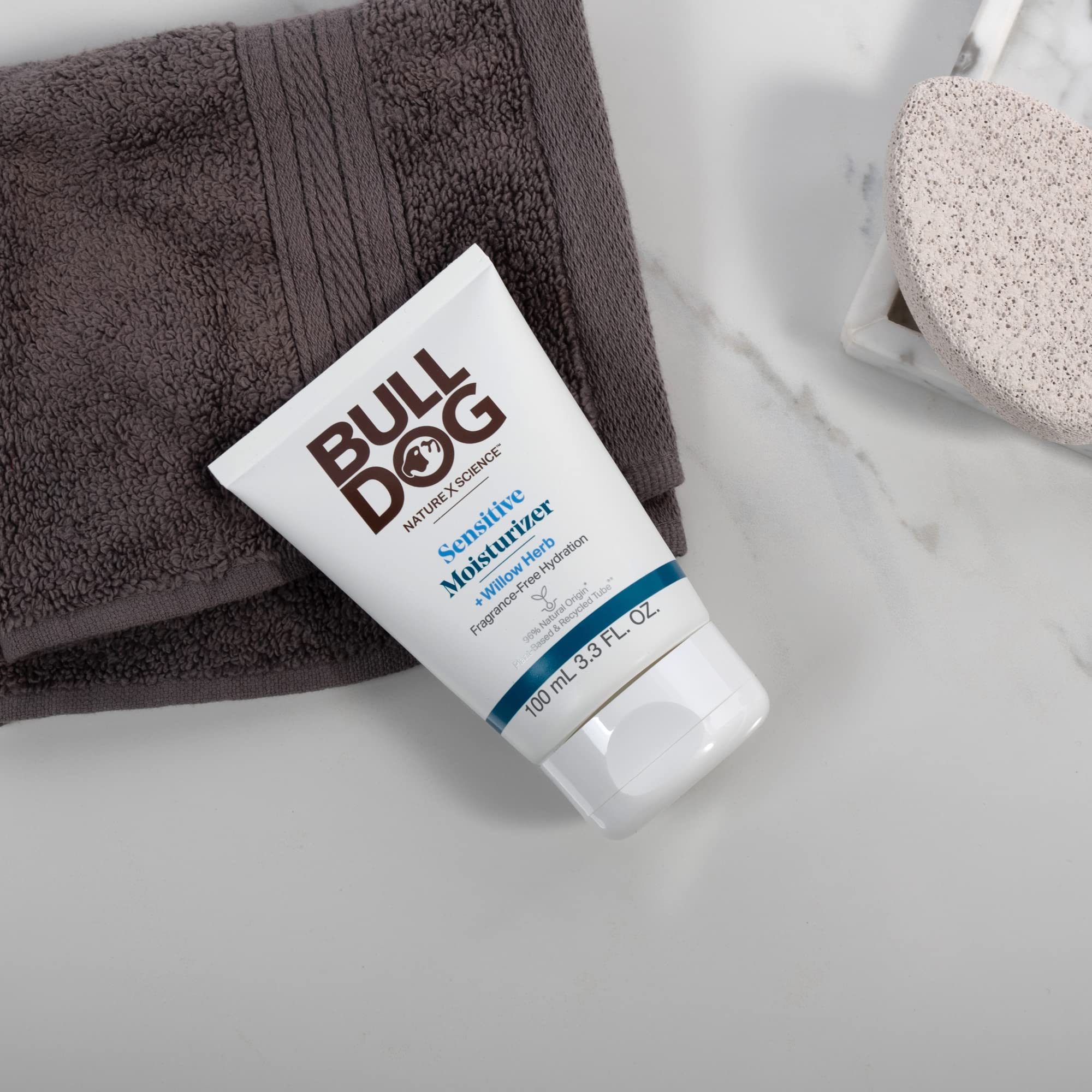 Bulldog textura cremosa: aplicación suave y ligera que se absorbe rápido.