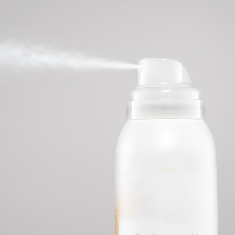 Blondish tinted dry shampoo powder texture delivers a matte finish and coverage.