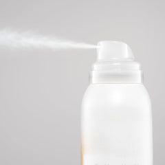 Blondish tinted dry shampoo powder texture delivers a matte finish and coverage.