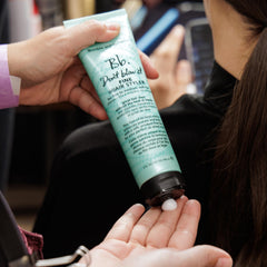 The product’s lightweight formula highlighted as a no-residue option for natural looks.