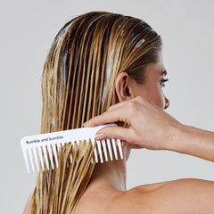 Rizos y cabello con brillo gracias a Bumble and bumble Acondicionador Invisible Oil.