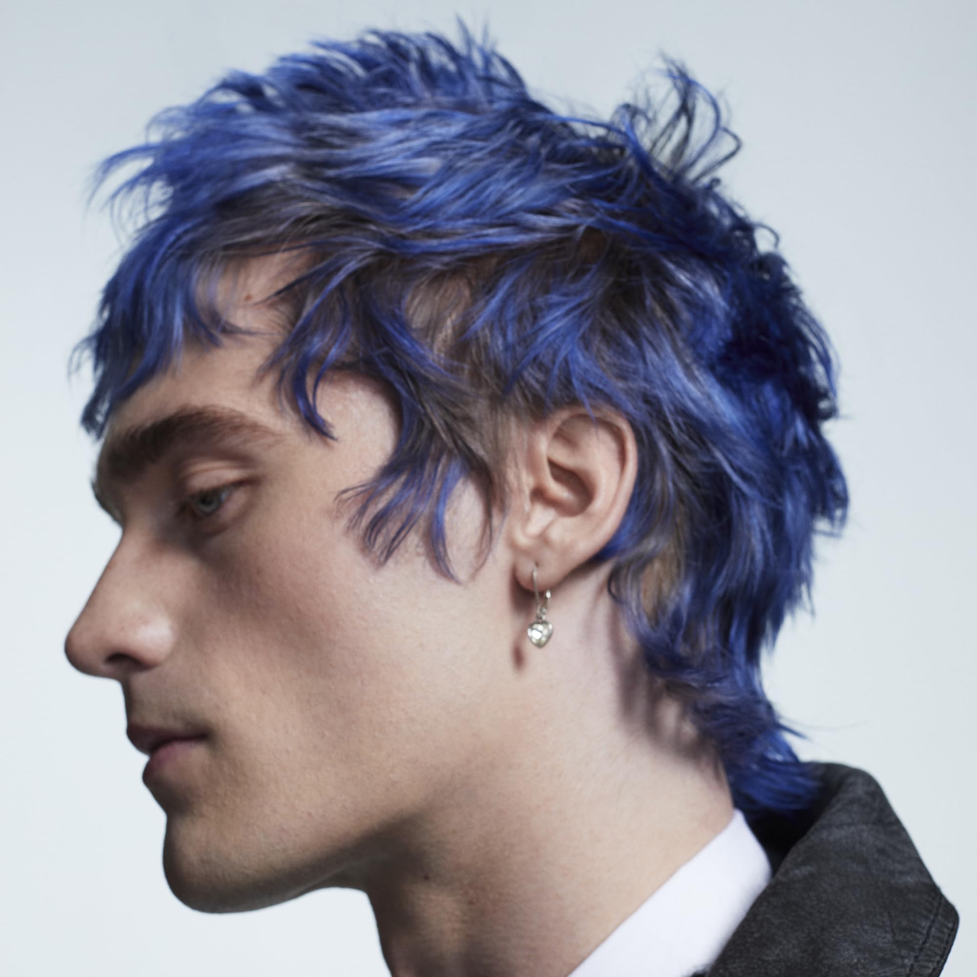 Frizz reduction demonstrated with Semisumo Hi-Shine Pomade for smoother style.