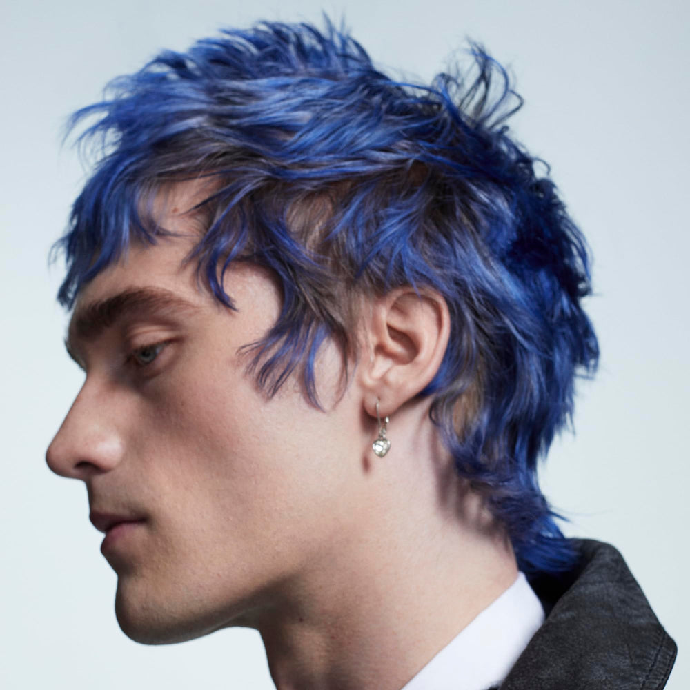 Frizz reduction demonstrated with Semisumo Hi-Shine Pomade for smoother style.