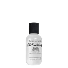 Bumble and bumble Thickening Volume Shampoo, envase mini, ofrece limpieza ligera y volumen para cabello fino.