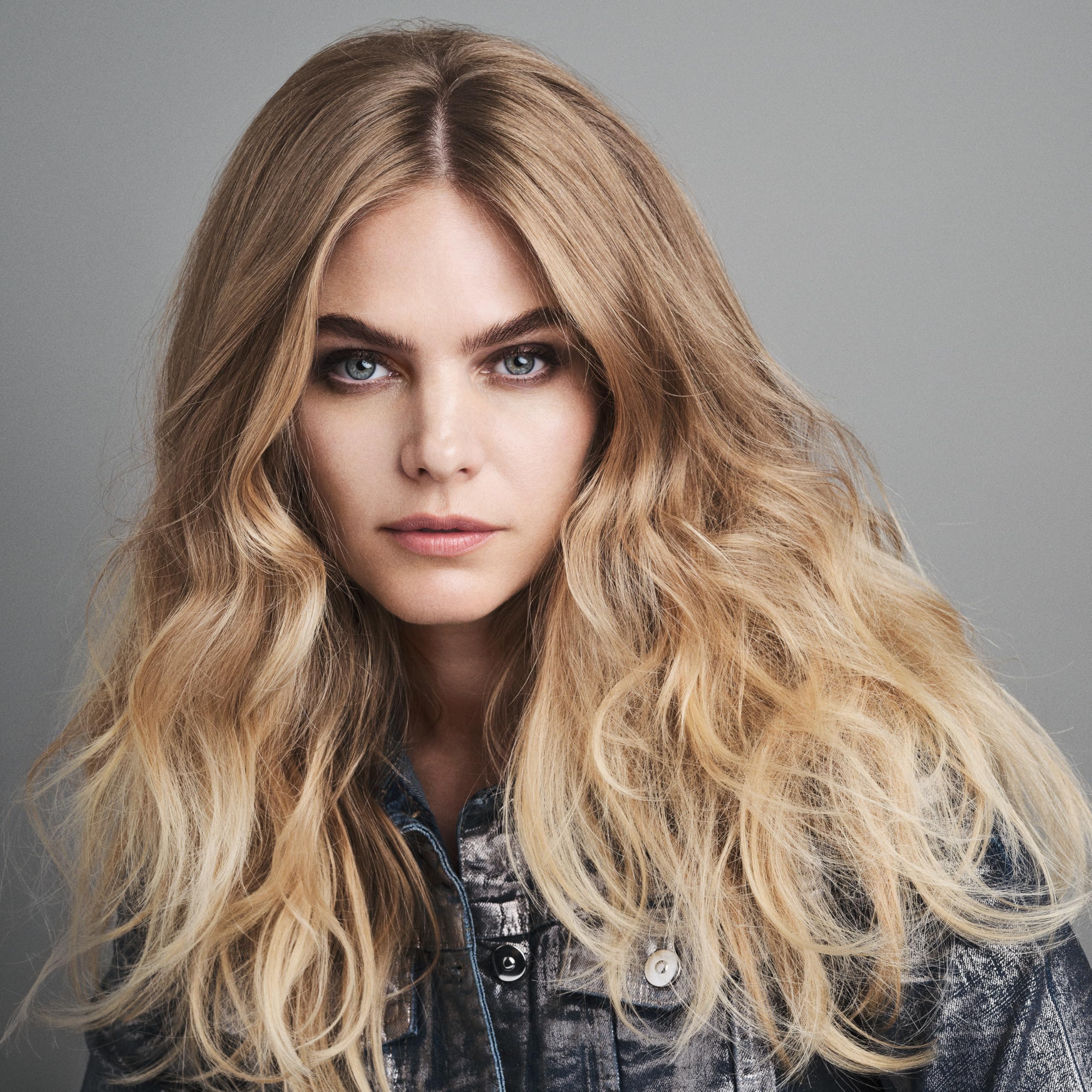 Bumble and bumble Thickening Volume Shampoo, apto para liso a ondulado, facilita peinado con movimiento.