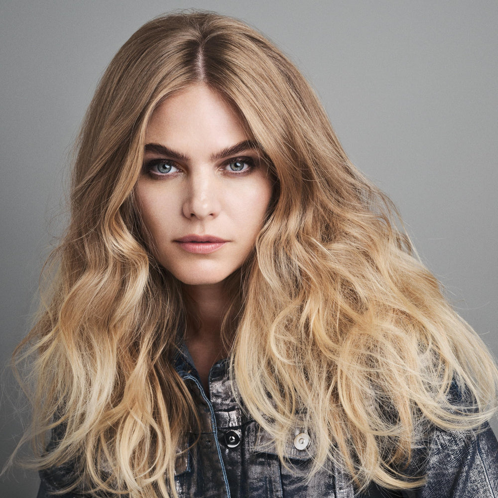Bumble and bumble Thickening Volume Shampoo, apto para liso a ondulado, facilita peinado con movimiento.
