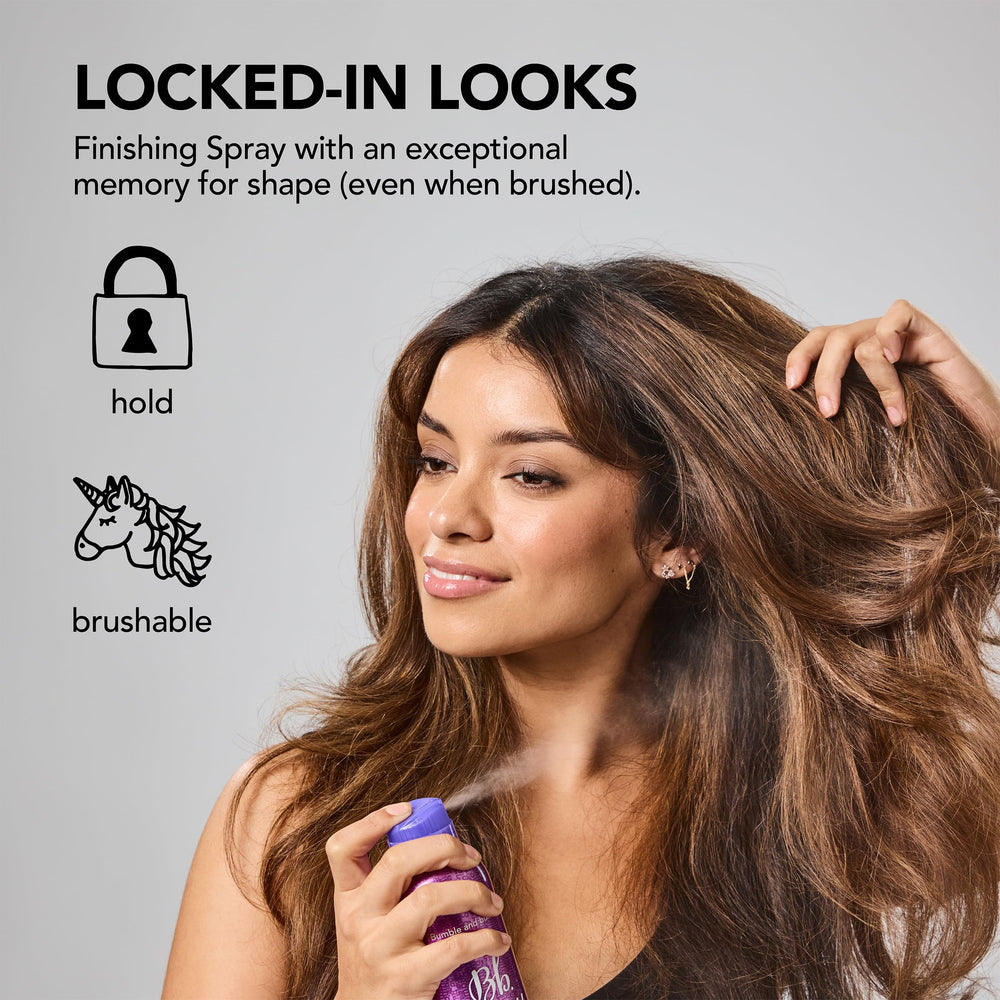 Pelo rizado definido con spray de mode de Bumble and bumble
