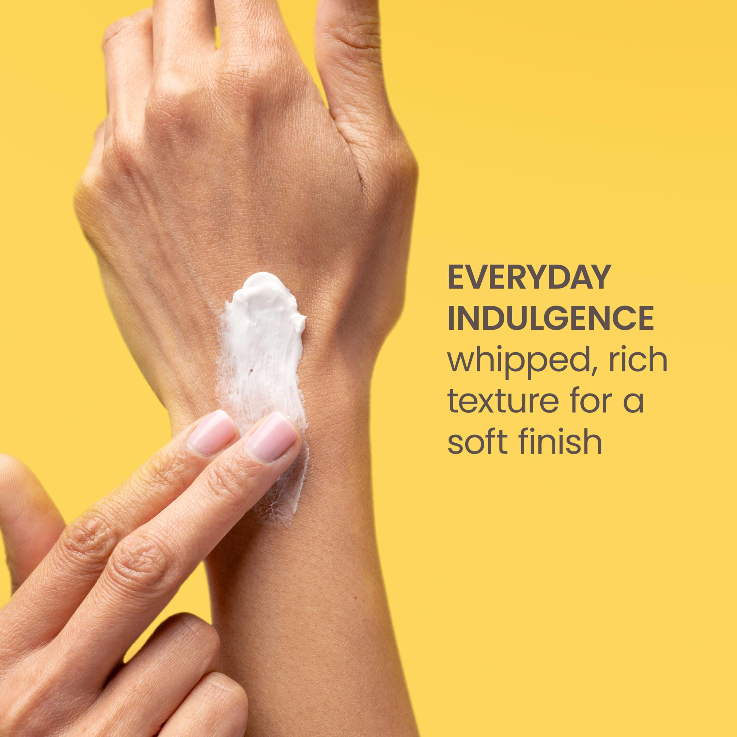 Absorción rápida sin residuo graso con Burt's Bees Boosted Body Whipped Butter.